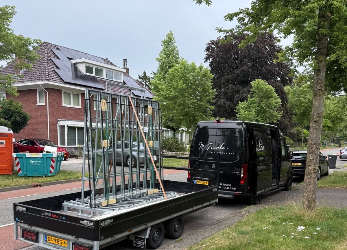 Bedrijfsbus met aanhanger voor het vervoeren van glas.